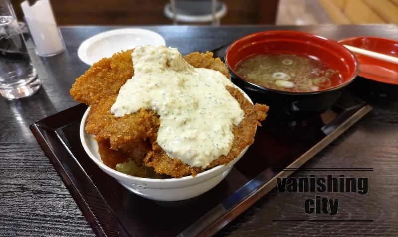 タルタルで食べる「三足のわらじ」のソースカツ丼