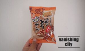 とり天関連商品では有名？「謎のとり天せんべい」