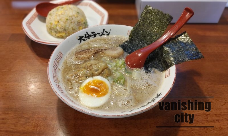 「大分ラーメンおめでたい」で食べた2種類のチャーシュー入りの豚骨ラーメン