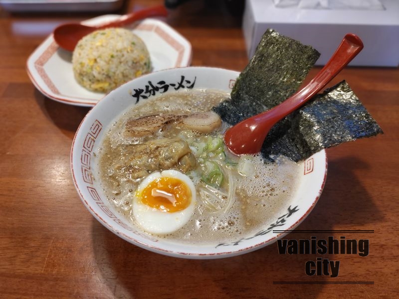 大分ラーメンおめでたい で食べた2種類のチャーシュー入りの豚骨ラーメン