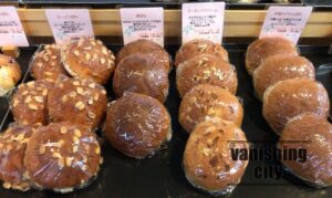 日田の老舗パン屋さん「みどりパン」でイートイン