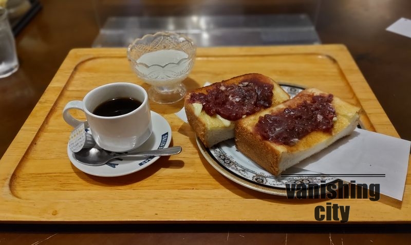 別府港近くの喫茶店「COFFEE＆TEA 花時計」