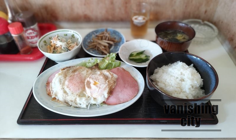 南大分「かすが食堂」のハムエッグ定食