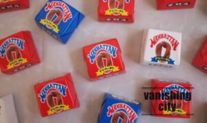 九州限定、マンハッタンとチロルチョコのコラボ