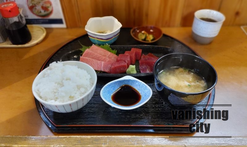 「まぐろ料理専門店 ほとじま」の「まぐろ三点盛定食」