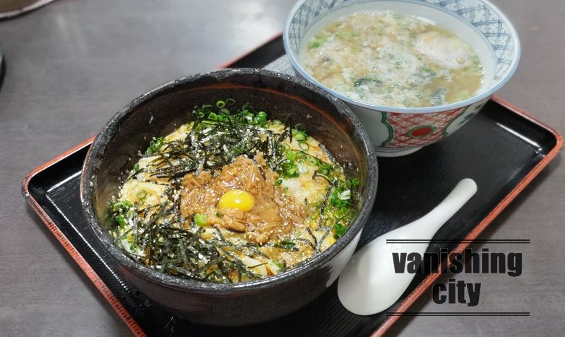 衝撃のボリューム！ 「総本家手打うどん博士」の特製うどん