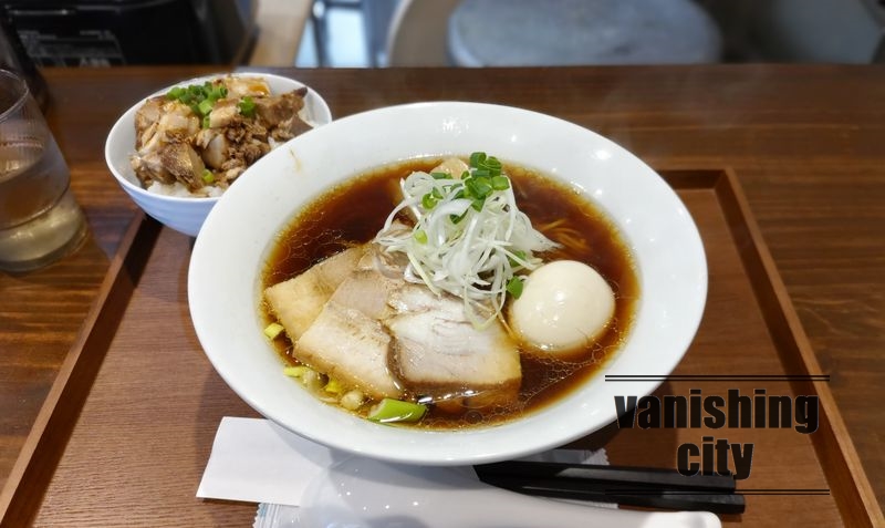 白醤油と黒醤油の2枚看板「中華そば さこや」