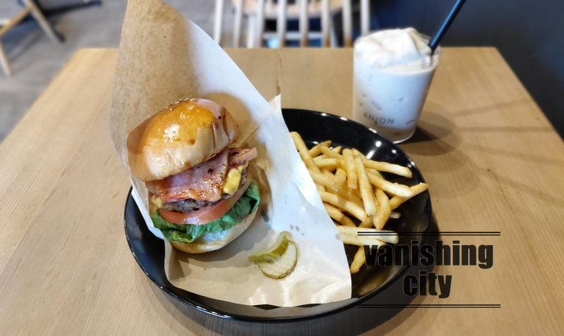 「AN/ON BURGUER」のベーコンチーズバーガー