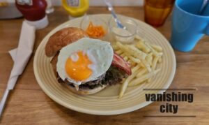 別府「BB(ダブルビー)」で食べたベーコンエッグバーガー