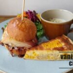 鶴崎駅前のカフェ「cafe La cachette」で食べた桃バーガー